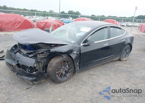 2018 Tesla Model 3 Long Range/Mid Range z USA, uszkodzony, nr VIN 5YJ3E1EA7JF152222